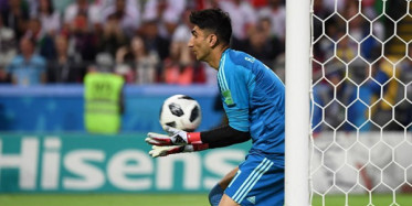 İran Kalecisi Beiranvand Öyle Bir Pas Attı ki Görenler İnanamadı!