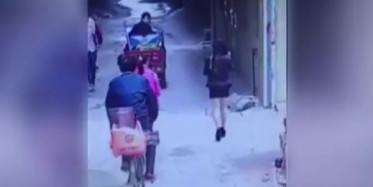 Yürüyen Kızın İç Çamaşarını Çaldı! (+18)