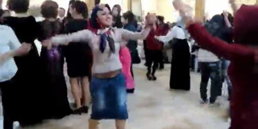 Başı Kapalı Kadının Rezil Dansı!	