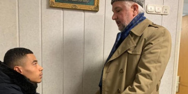 Almanya'da Irkçı Terör Saldırısından Kurtulan Kamerunlu Müslüman Oldu