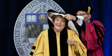 Almanya Başbakanı Angela Merkel’in Cübbeyle İmtihanı Gülümsetti!