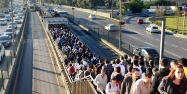 Altunizade Metrobüs İstasyonundaki Yoğunluk Görüntülendi