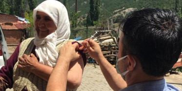 Amasya'da Hatice Teyze Okuduğu Şiirle Aşı Ekiplerine Moral Verdi