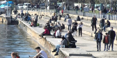 Anadolu Yakası'nda Güneşi Görenler Sahile Akın Etti