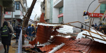 Çanakkale'de Fırtına Çatı Uçurdu! 