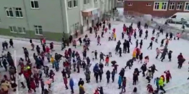 Ankara'da Öğrencilerin Kar Eğlencesi