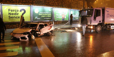 Ankara'da Otomobil Kar Küreme Aracına Çarptı 2 Yaralı