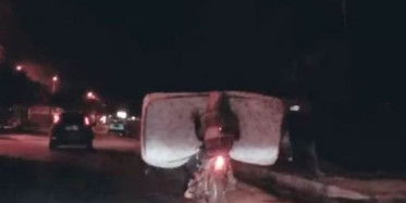 Antalya Trafiğinde Motosikletle Taşınan Yatak Tehlike Saçtı!