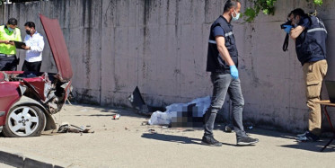 Antalya’da Kaldırımda Oturan Adam Duvarla Araç Arasında Sıkıştı