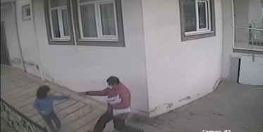 Antalya'da Kargocunun Otizmli Çocuğu Dövdüğü Anlar!