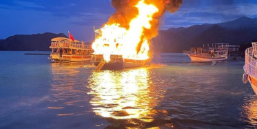 Antalya'da Korkutan Yangın! 17 Metrelik Tur Teknesi Alevlerin Esiri Oldu