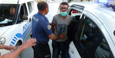 Antalya’da Maske Takmamak İçin Direnen Turist Gözaltına Alındı