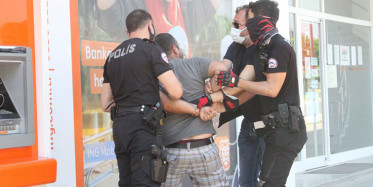 Antalya’da ‘Savcı Akrabam Var’ Diyerek Polislerin Üzerine Yürüdü