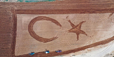 Antalya’da Tarlaya Traktörle Türk Bayrağı Çizdi