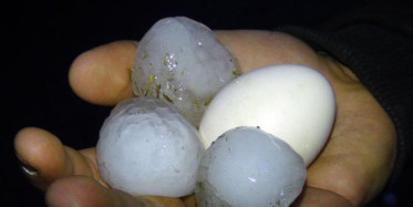 Aracının Üstünü Kapatmaya Gitti, Ceviz Büyüklüğünde Yağan Dolunun Hedefi Oldu