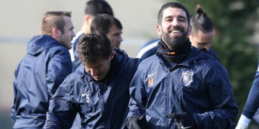 Arda Turan’dan Emre Belözoğlu’na Ders