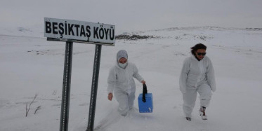 Ardahan'da Sağlık Ekiplerinin Kar ve Fırtınalı Aşı Mesaisi! Tulumları Giyip Karların Arasına Daldılar