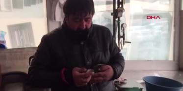 Ardahan'da Yaralı Halde Bulduğu Karabatağı Elleriyle Besledi