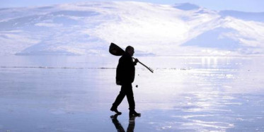 Ardahanlı Ozan Buz Tutmuş Gölün Üzerinde Saz Çaldı!