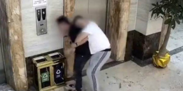 Çin'de Alkollü 2 Kişi Asansör Boşluğuna Düşerken Görüntülendi