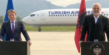 Arnavutluk'ta Gerçekleşen Basın Toplantısında Pistten THY Uçağı Geçti