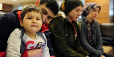 Bebeğini Enkaz Altında Emzirerek Hayata Bağladı