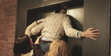 Asansör Kameralarına Yansıyan Tuhaf Olaylar