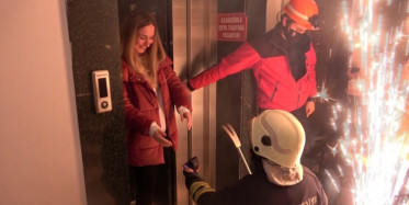Asansörde Mahsur Bıraktığı Kız Arkadaşına Sürpriz Evlenme Teklifi Etti