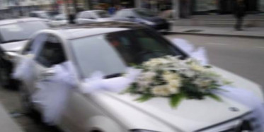 Evlenen Eski Sevgilisinin Düğün Arabasını Durduran Genç Kadın Viral Oldu!