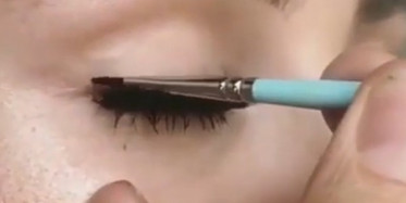 Eyeliner Sürmenin Bu Kadar Kolay Olduğunu Kimse Söylememişti!