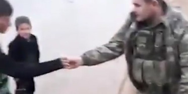 Mehmetçikten Duygulandıran Hareket! Suriyeli Çocukla Ekmeğini Paylaştı