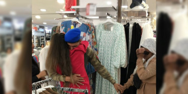 Askerden dönen genç annesine sürpriz yaptı: duygu dolu anlar yaşandı