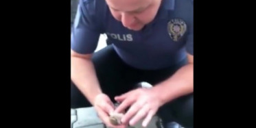 Polis Memurundan Serçeyi 'Hayata Döndüren Dokunuş'