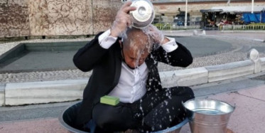 Aydın Aydın, Taksim'de Su İsrafına Dikkat Çekmek İçin Leğende Yıkandı