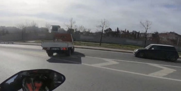 Avcılar'da Kamyonetin Makas Attığı Anlar