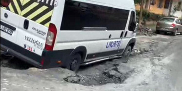 Avcılar’da Yağmur Yolun Çökmesine Neden Oldu