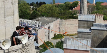 Ayasofya Camii'ne Kadir Gecesi Özel İlk Mahya Asıldı