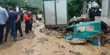 Aydın'da Korkutan Sel! Sağanak Yağmur İle Dereler Taşıp Araçlar Sürüklendi