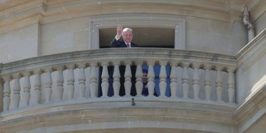 Azerbaycan'da Erdoğan Sesleri! Bakü'de Toplanan Grubu Cumhurbaşkanı Erdoğan Balkondan Selamladı