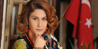 Azerbaycanlı Sanatçı Azerin'den Türk Milli Takımına Marş!