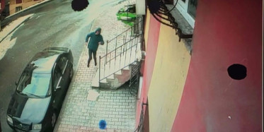 Bacağından Vurulan Adamın Sekerek Kaçtığı Anlar Kamerada