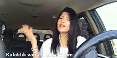 Genç Kız Şarkı Söylerken Kulakları Kanattı