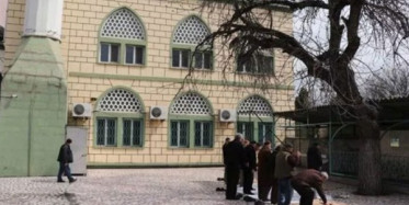Camiler Kapanıncı Avluda Namaz Kıldılar