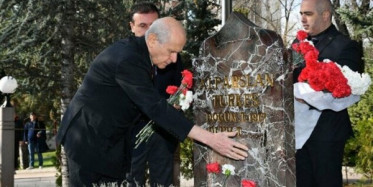 Bahçeli, Alparslan Türkeş'i Mezarı Başında Andı
