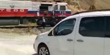 Bahşiş İçin Sıra Dışı Yöntem: Konvoyun Önünü Trenle Kestiler