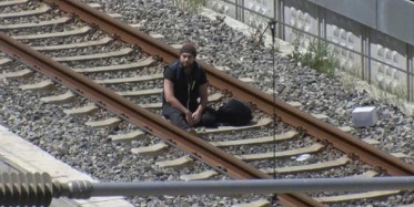 Bakırköy'de Gergin Anlar! Raylara Oturup 'Çantamda Bomba Var' Dedi