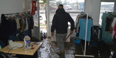 Balıkesir'de hayat felç oldu: Sağanak yağışta evleri ve dükkanları su bastı