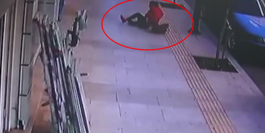 Balkondan Düşen Kadının Altında Kalmaktan Son Anda Kurtuldu