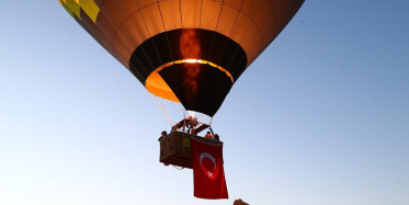 Balonlar Türk Bayrakları ve Atatürk Posteri ile Uçtu