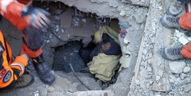 Enkazdan Kurtarılan Hatun Teyze Çıkarılmadan Önce Bakın Ne İstedi